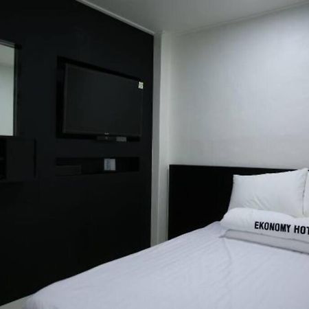 Ekonomy Hotel Gumi Luaran gambar