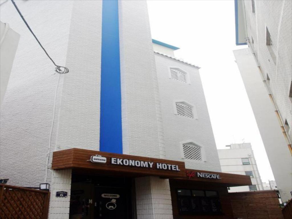Ekonomy Hotel Gumi Luaran gambar