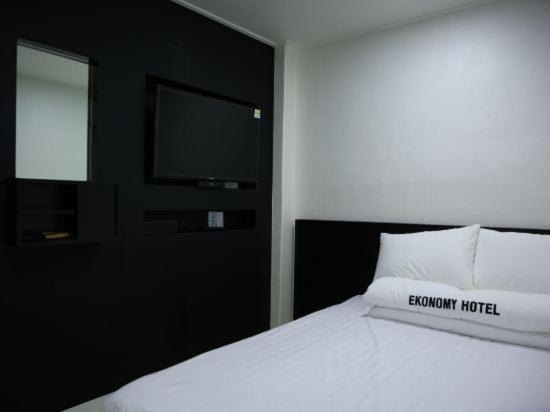 Ekonomy Hotel Gumi Luaran gambar