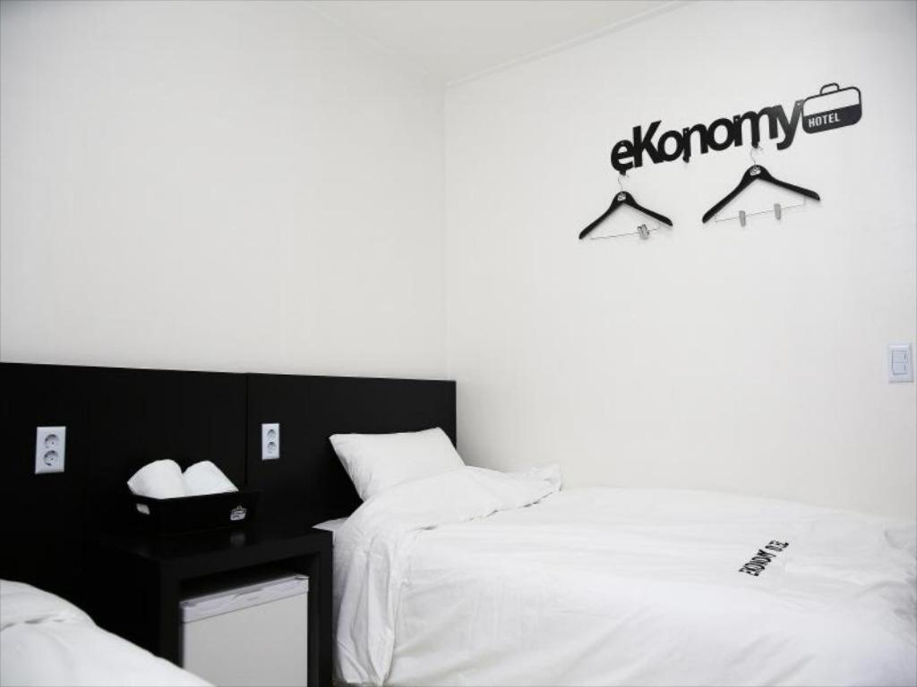Ekonomy Hotel Gumi Luaran gambar