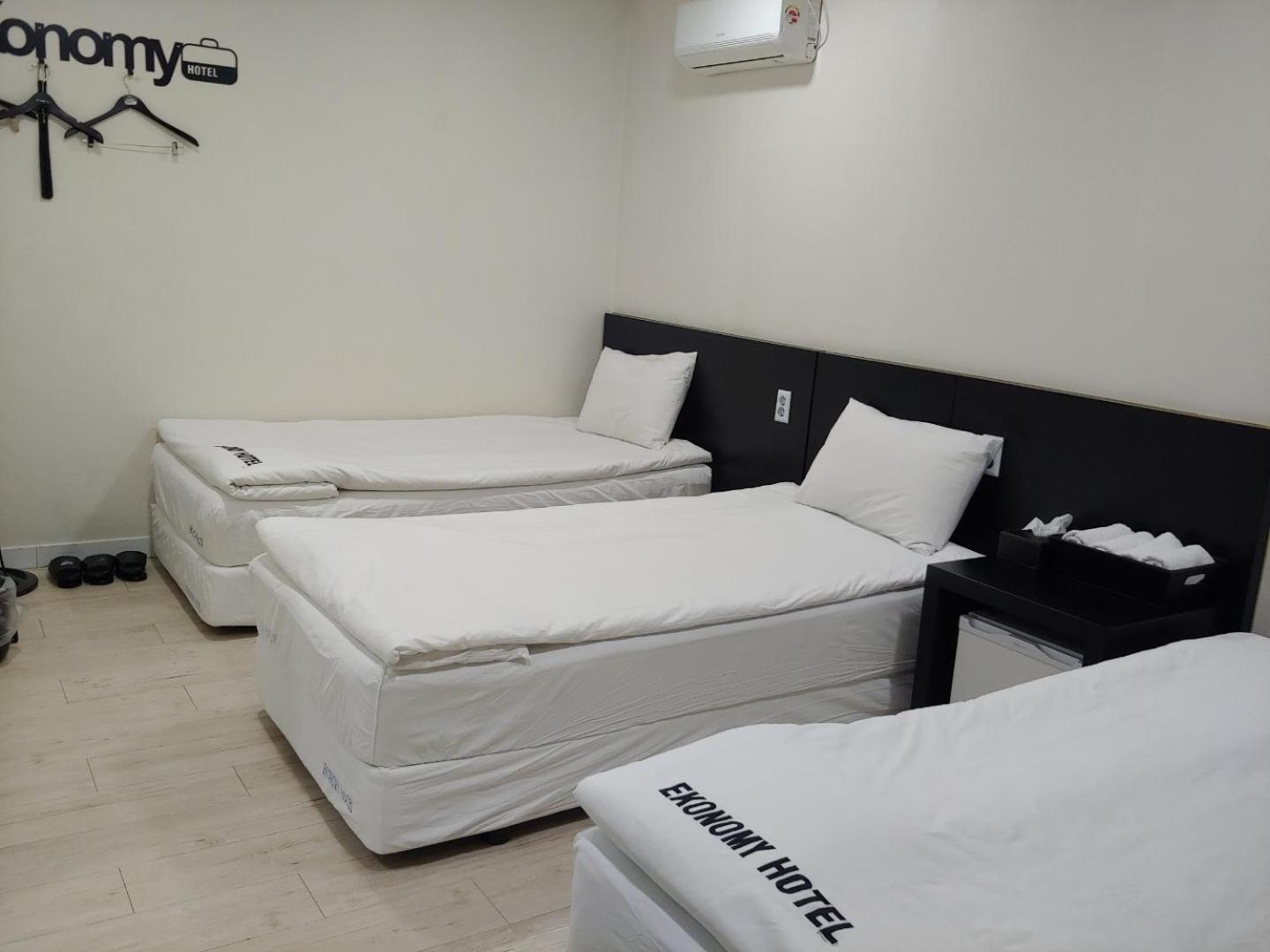 Ekonomy Hotel Gumi Luaran gambar